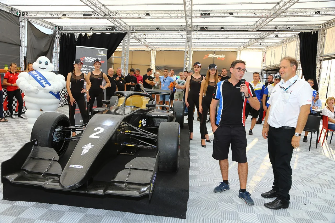 “Pascal Rauturier, team manager du Graff, en a profité pour faire une annonce. Deux Renault Tatuus F3 T-318 seront engagées par l’écurie francilienne la saison prochaine !” Pour plus d’informations : https://series.ultimatecup.racing/fr/la-renault-tatuus-f3-t-318-se-devoile-dans-le-paddock-de-lultimate-cup-series-a-valencia/?fbclid=IwAR1KaBt2vE2EBVTDzn2_jPWpg_mqUoCvzNIG8293miv0bBqhVkdJXgL5OGc