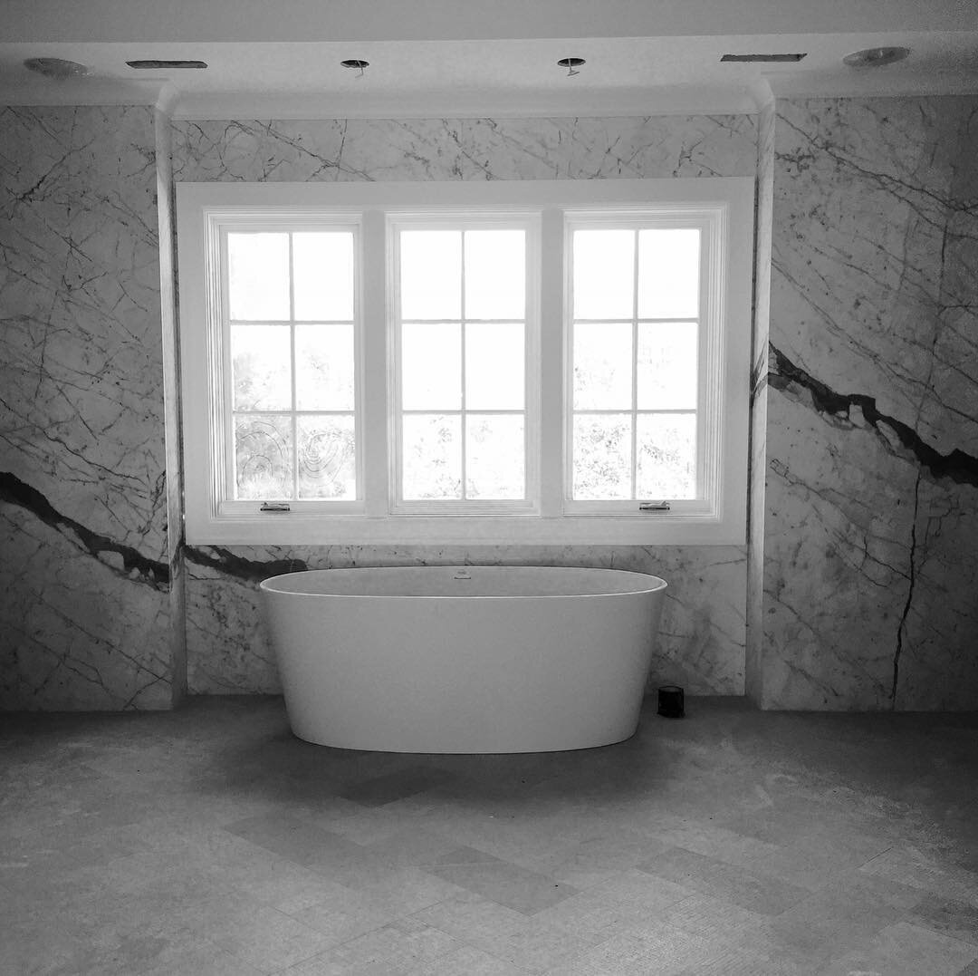 After a long day, it's time for a good book and soak 🛀🏻 Click on the link in our profile to see more pictures from our Barry project. .
.
.
.
#lmid #beautifulbath #relaxationtime #manicmonday