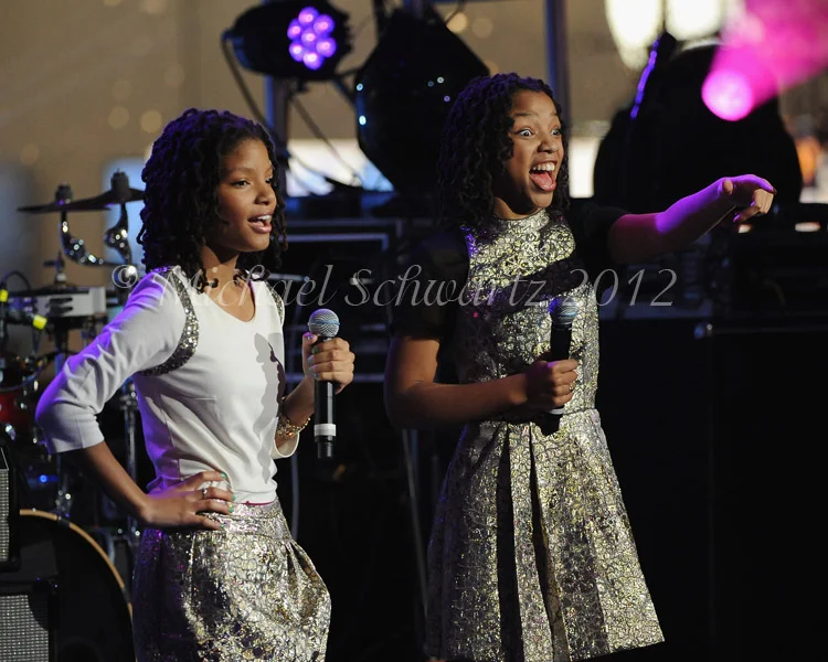 Chloe Bailey (L) and Halle Bailey