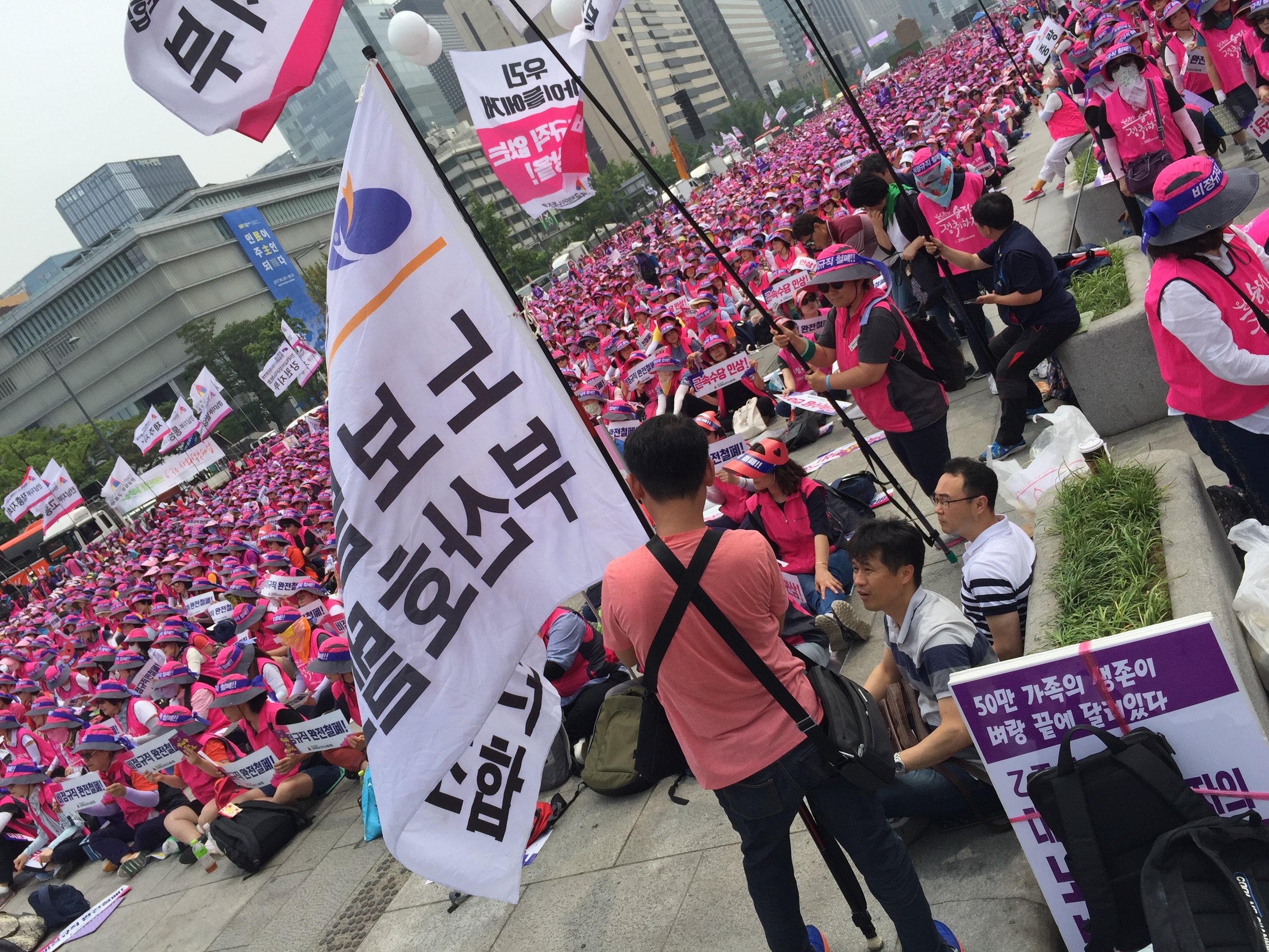 Some big event going on in front of 光化门 Kangwha Mun in Seoul. Wish I knew Korean! (later my Seoul mates told me it was a labor protest)