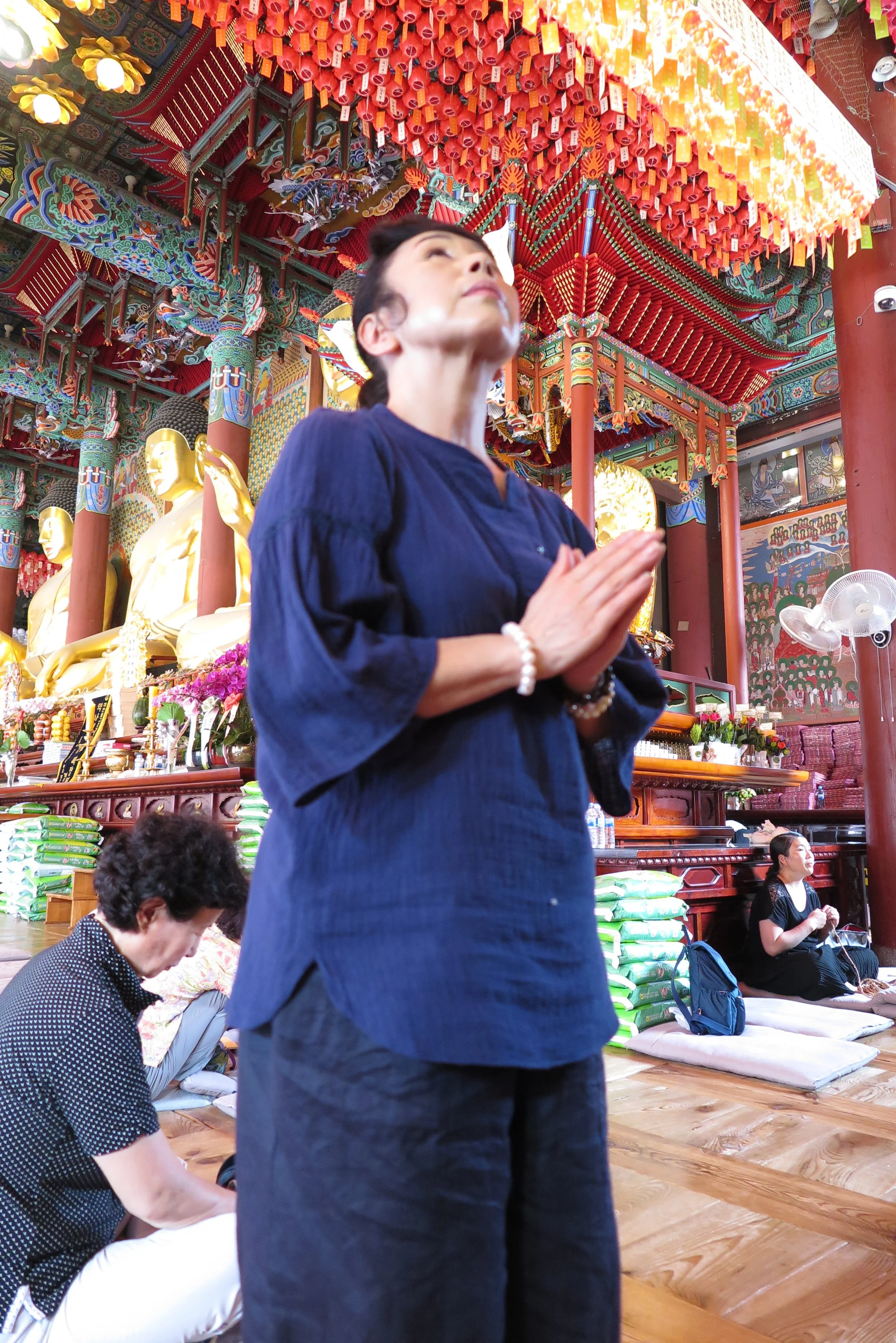 Praying at the Jyogaesa Temple in downtown Seoul