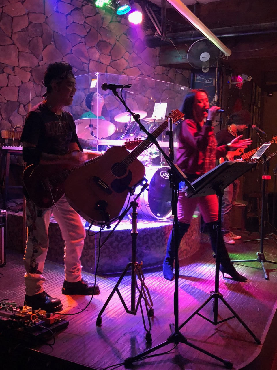 Marvin, Ama and the band at Eagle Bar in Kunshan: "And as we wind on down the road"