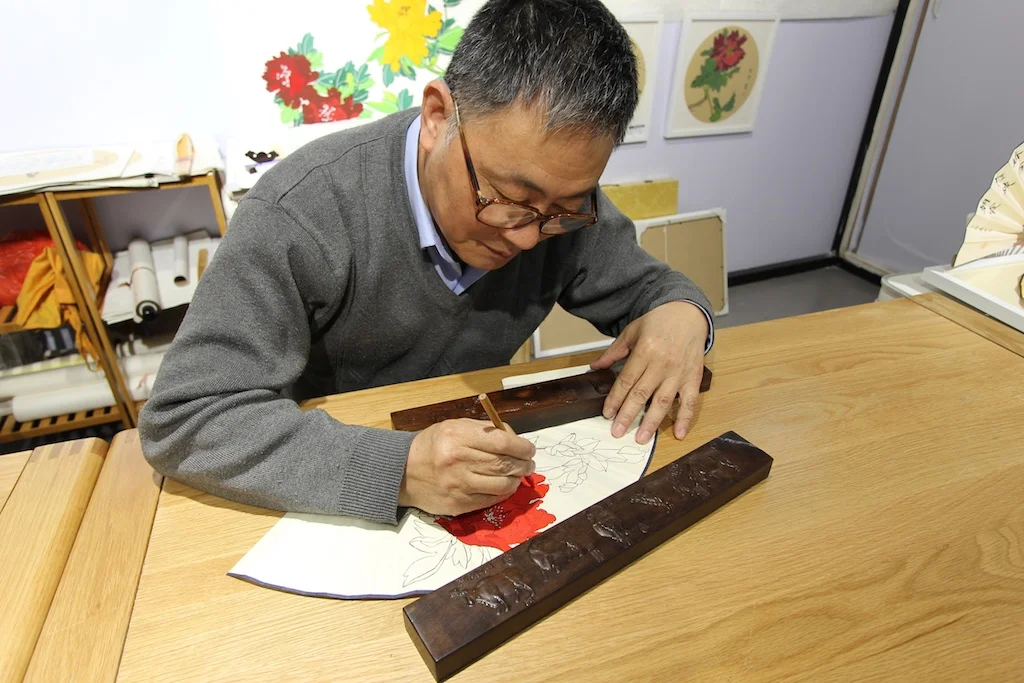 Wu Yuezi 吴越子, one of many artists at the exhibition of folk crafts in the Great World, whose specialty is painting fans