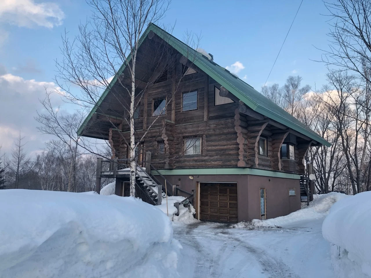 A cabin in the snowy woods near Hanazono