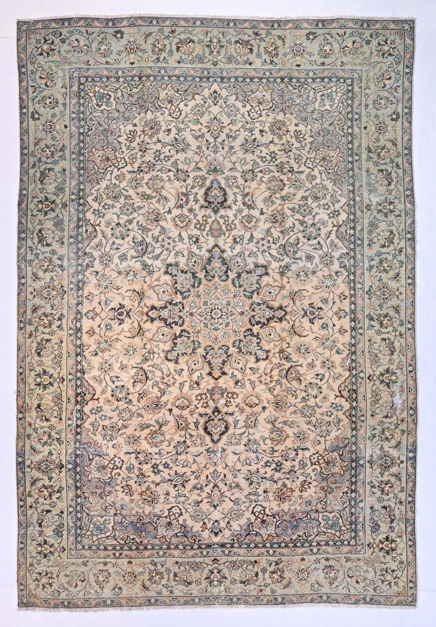 600615 - 356 x 243 cm | A vintage Isfahan Persian rug. Circa 1950s.