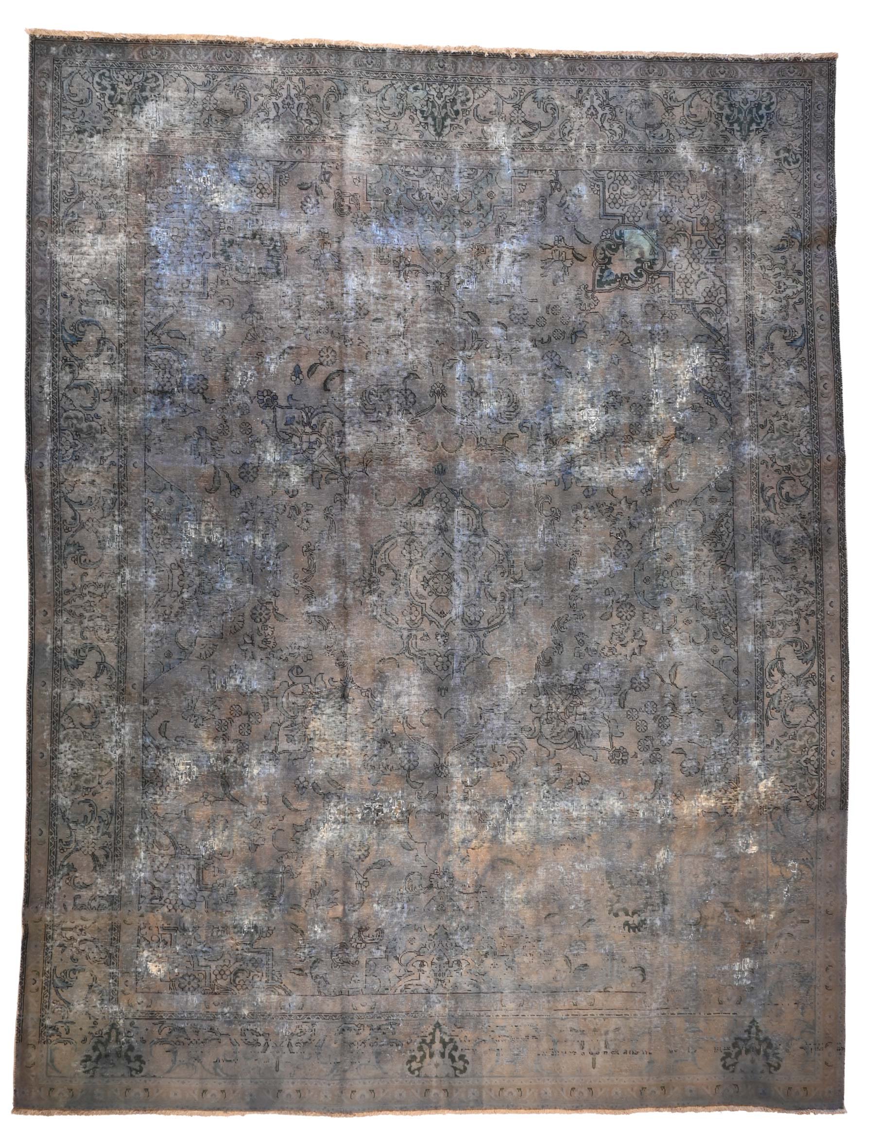 600546 - 391 x 303 cm | A vintage Persian carpet.