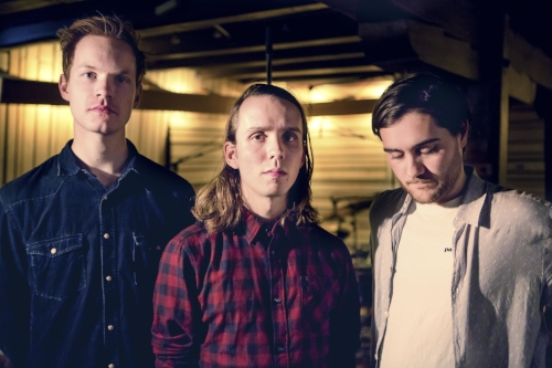 ísa er et band som befinner seg i krysningspunktet mellom jazzrock, postrock, ambient- og indie-musikk. Musikken og det store lydlandskapet er inspirert av norsk natur og internasjonal musikk særlig fra Norge, Island og Amerika, og tekstene dreier seg rundt eksistensielle opplevelser; formidlet på norsk i den konsise stilen til tekstforfatter og komponist Stian Unhjem. Gruppa jobber kollektivt for å skape noe vakkert og unikt, og for å gi noe helt spesielt ut til publikum! ísa er: Stian Unhjem - gitar/vokal Magnus Falkenberg - bass Magnus Sefaniassen Eide - trommer Covercharge: 80kr