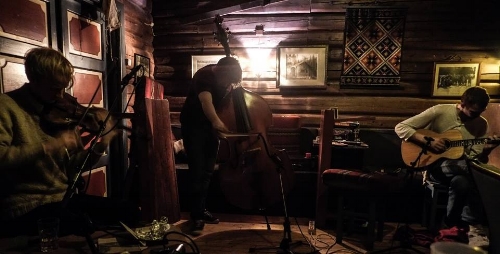 Den uforutsigbare trioen Miman, med Andreas Hoem Røysum på klarinett og gitar, Egil Kalman på modulær synthesizer og kontrabass, og underteikna på fele skal på turne nedover Europa, og vi starter festen i heimlege omgivnader på Cappelens Forslag. Til å gjera kvelden ekstra spesiell er Marthe Lea med. Ho skal opne med eit solo-sett og spele saman med oss til slutt. Det koster 50 kr.