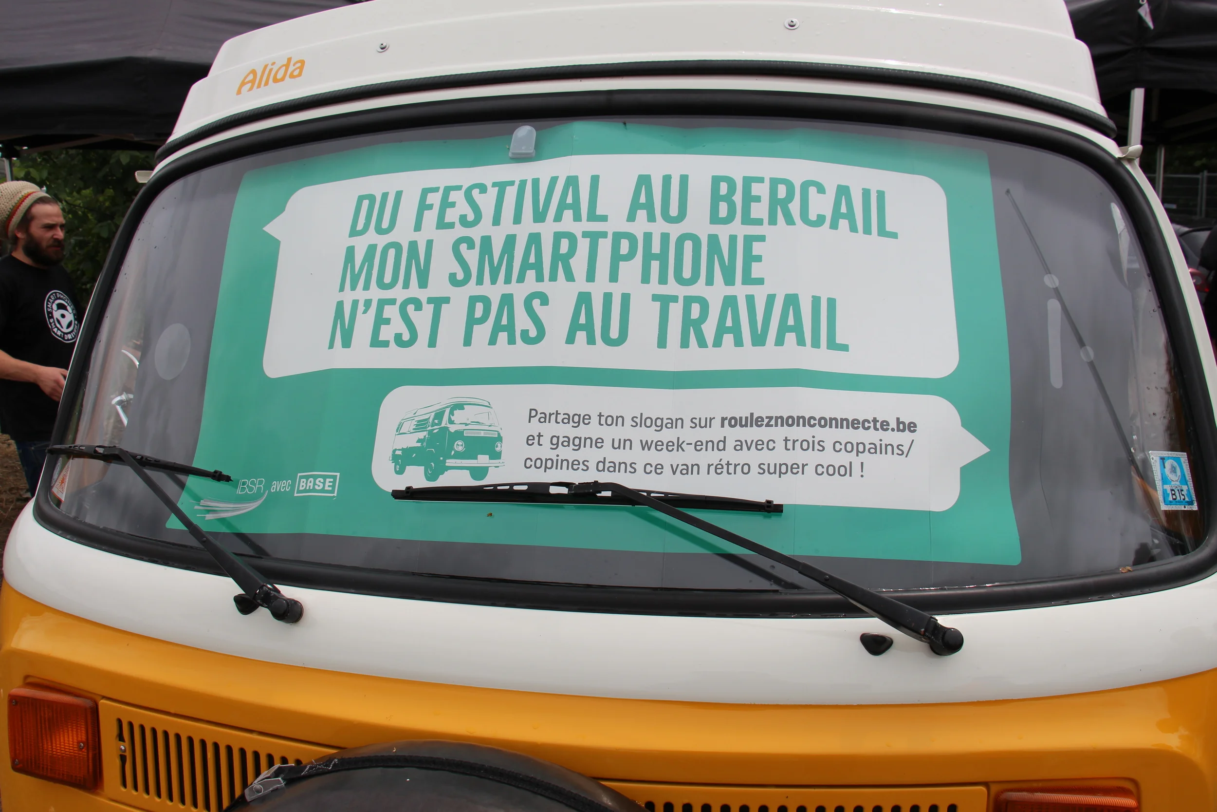  Met deze (kartonnen) smartphone voor je ruit, zie je als chauffeur geen fluit. 