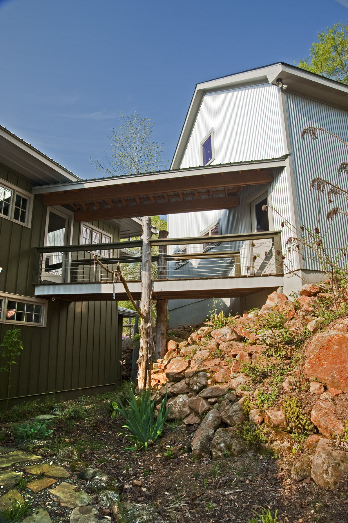 walkway_sleep_porch_garage.jpg