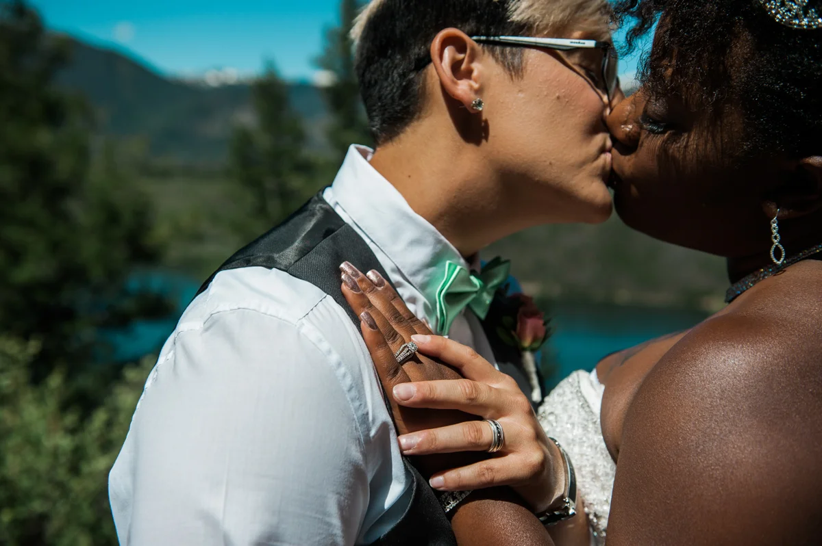 mountain elopement kiss