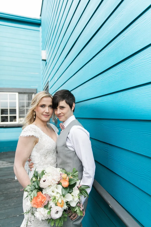 ARIN AND KATIE DOWNTOWN SEATTLE WEDDING COUPLE POSING
