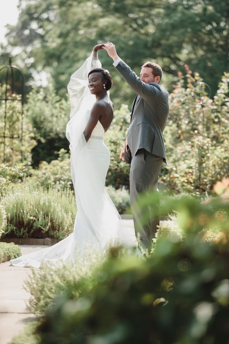 Glam cleveland museum wedding dancing in garden