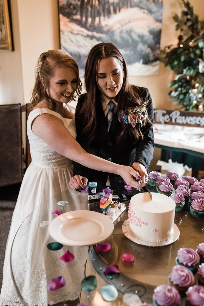 Rustic italian wedding candess and jess cutting cake