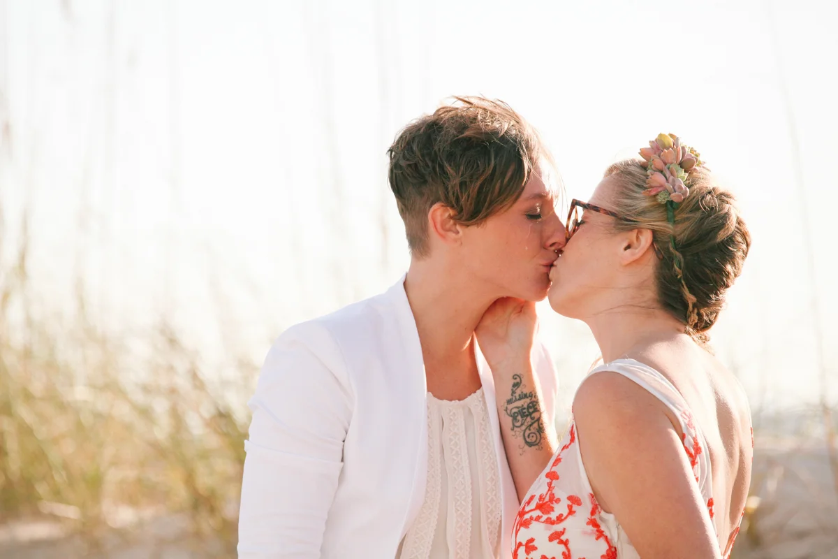 gulf shores destination wedding kiss
