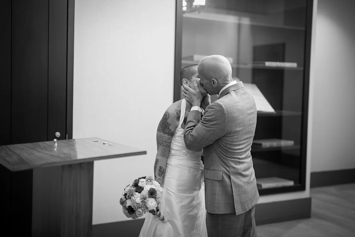 tattooed feminist elopement nyc kiss at city hall