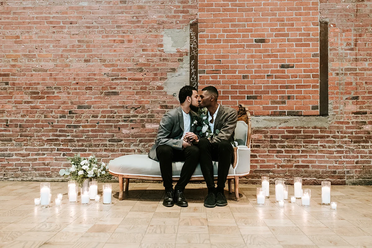 baltimore photo shoot kiss on sofa