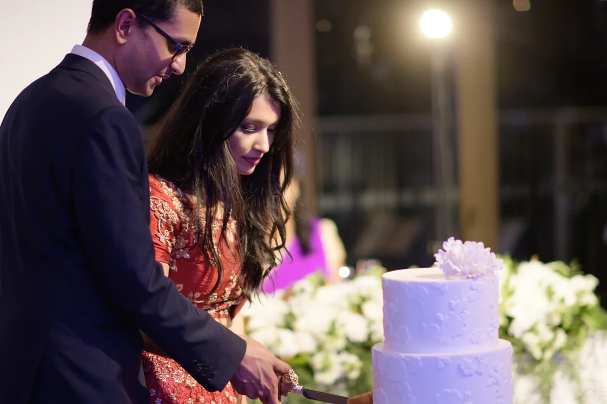 sri lankan wedding in sydney australia bride and groom cutting cake