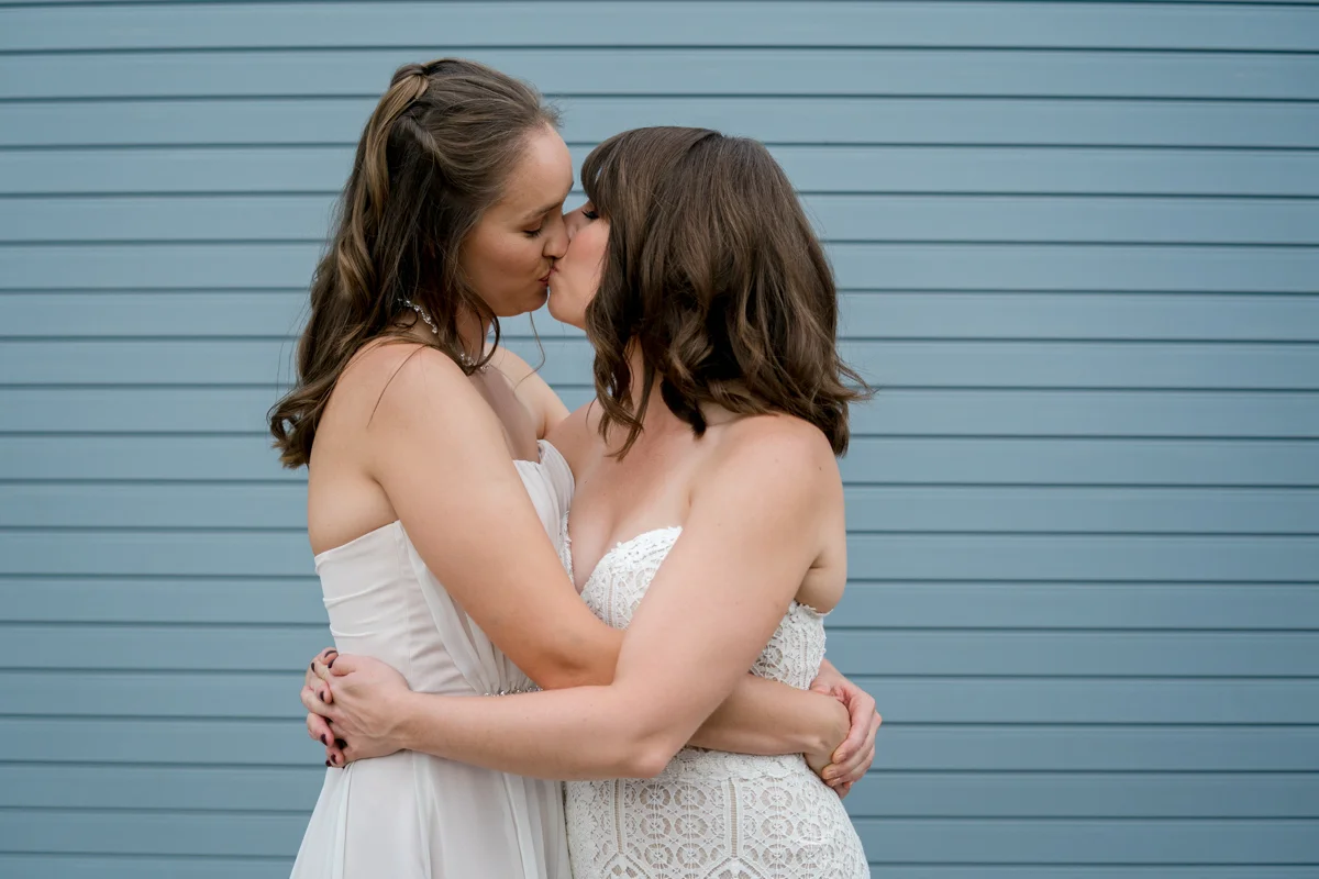 Brewery wedding washington D.C. kiss outside brewery door