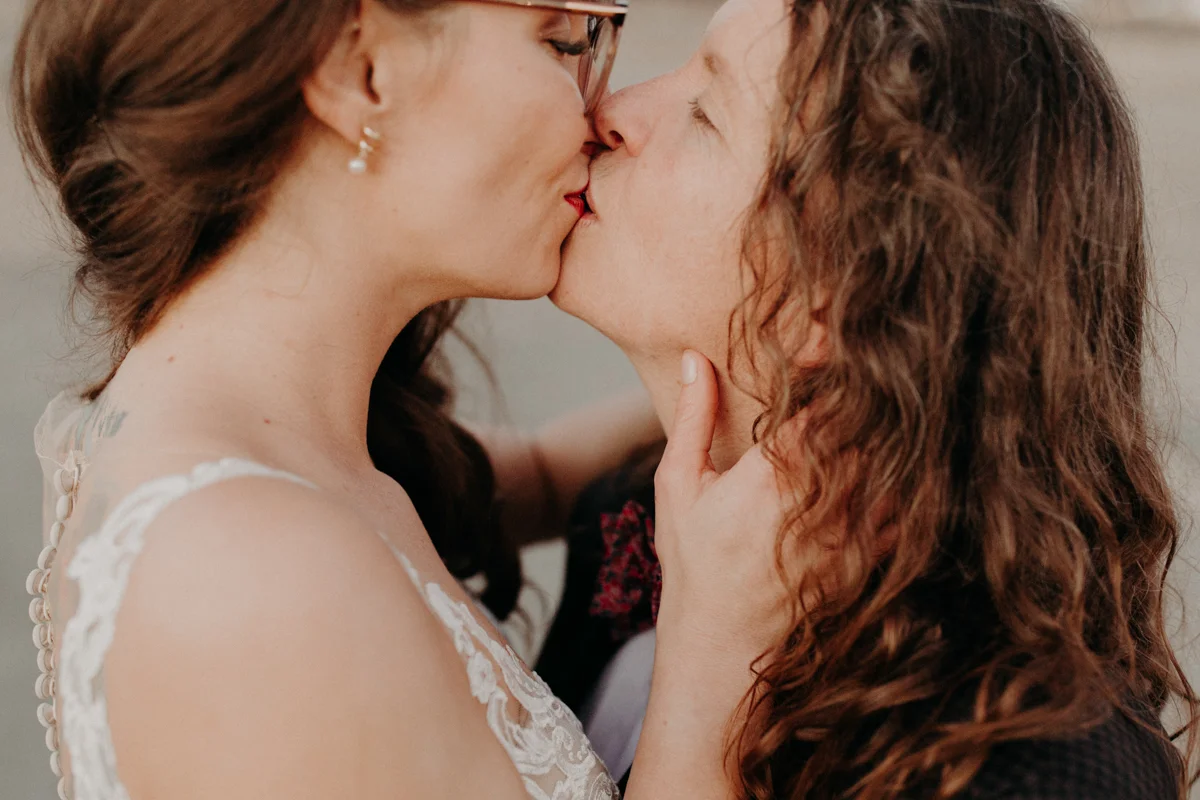 ABBY AND NICK WEDDING AMARILLO TX RITTER COLLECTIVE PHOTOGRAPHY KISS IN EMPTY LOT