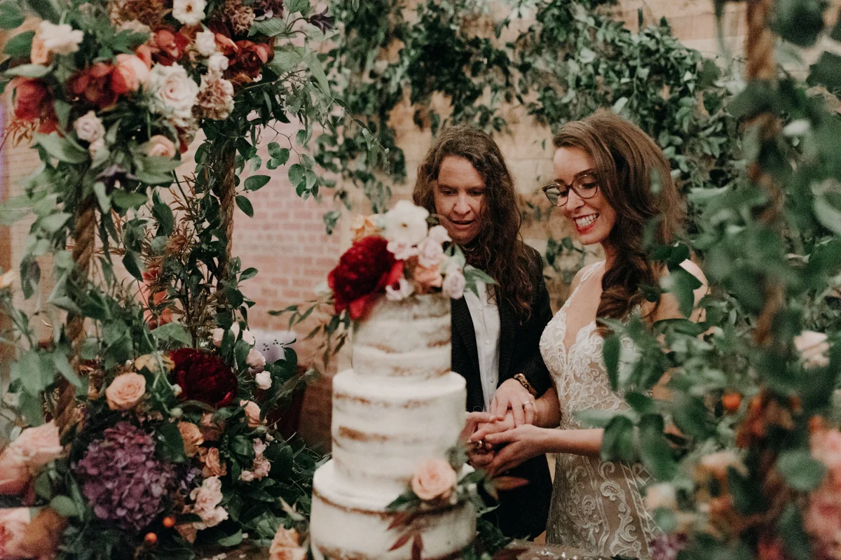 ABBY AND NICK WEDDING AMARILLO TX RITTER COLLECTIVE PHOTOGRAPHY BRIDES CUTTING CAKE