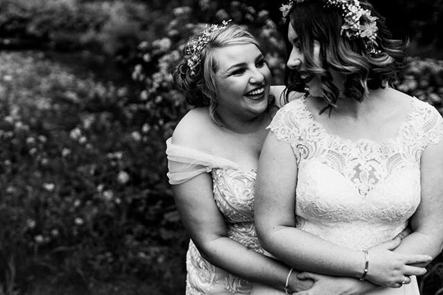 We're halfway through this week and that calls for BIG SMILES, just like those of N+L on their wedding day. ❤️⠀⠀⠀⠀⠀⠀⠀⠀⠀
⠀⠀⠀⠀⠀⠀⠀⠀⠀
Photo by @honeyandthemoonphotography⠀⠀⠀⠀⠀⠀⠀⠀⠀
⠀⠀⠀⠀⠀⠀⠀⠀⠀
#leighinmohrhousewedding #twobrides  #lovewins🏳️&zwj;🌈 #honeya