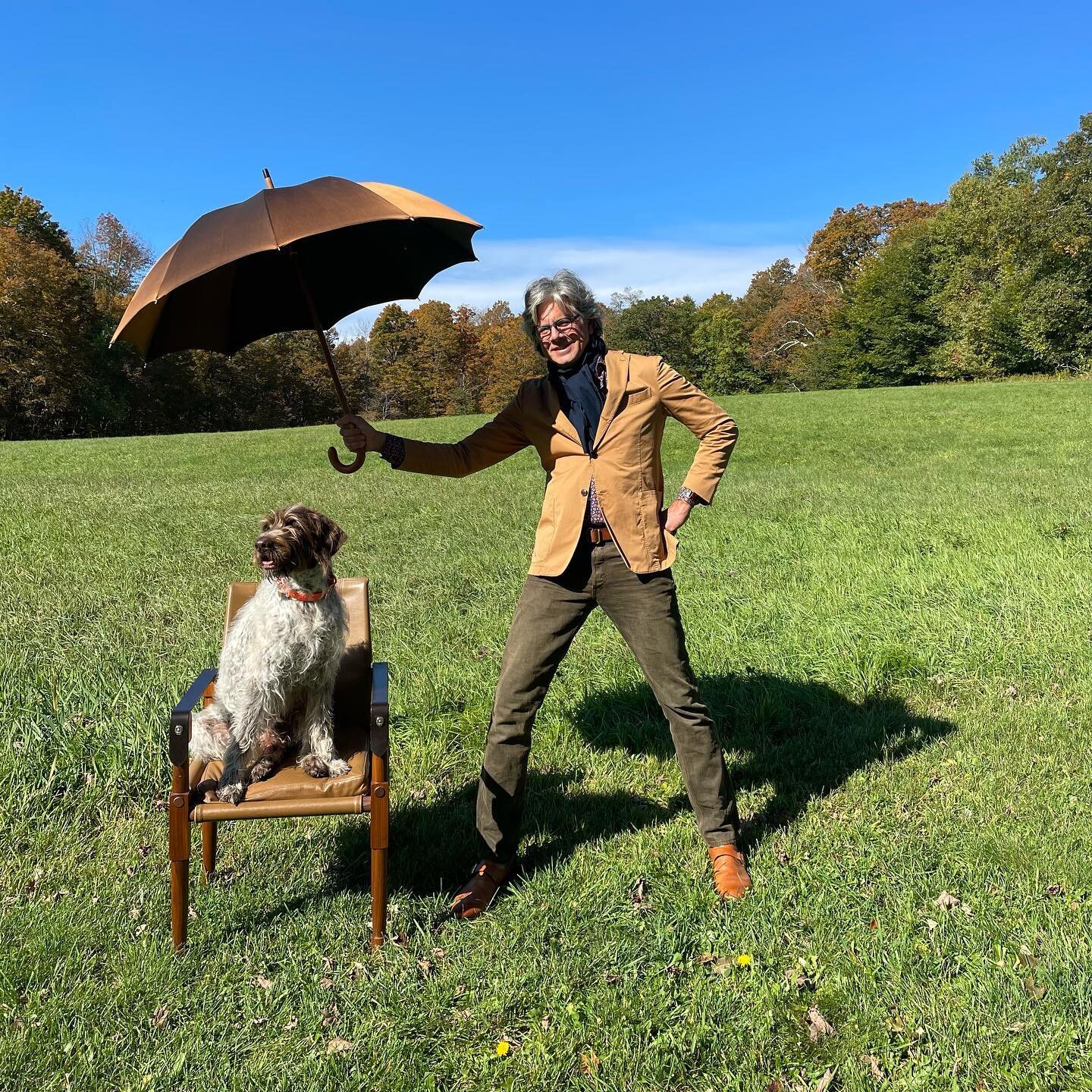 So the conversation began like this. 

Hugo: Richard I think there should be a dog sitting in the chair of your logo. 

Me: Hmmm, do you have any particular dog in mind? 

📷 @simonewhitemusic 

#newengland #style #fallcolorforecast #interiordesign #