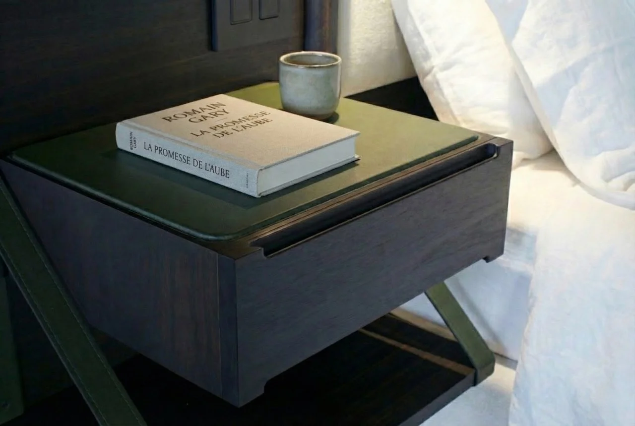 Detail: cantelivered side table with Garrett - Carressa Tuscan leather