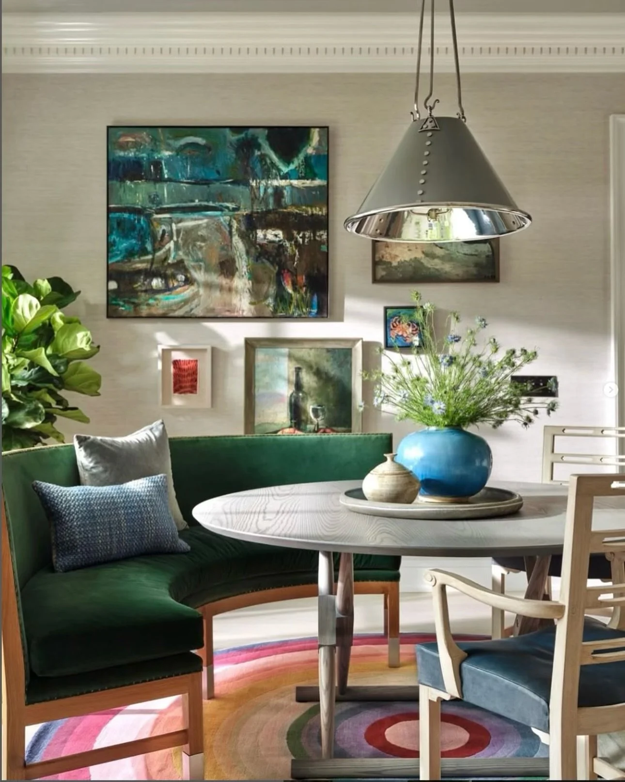 A breakfast nook off the kitchen is enlivened by collected artworks. The banquette is clad in Loro Piana velvet and joins a Richard Wrightman table, Paul Ferrante pendant and Paul Smith for The Rug Company rug.
From Luxe Magazine on Jeffrey Alan Mark