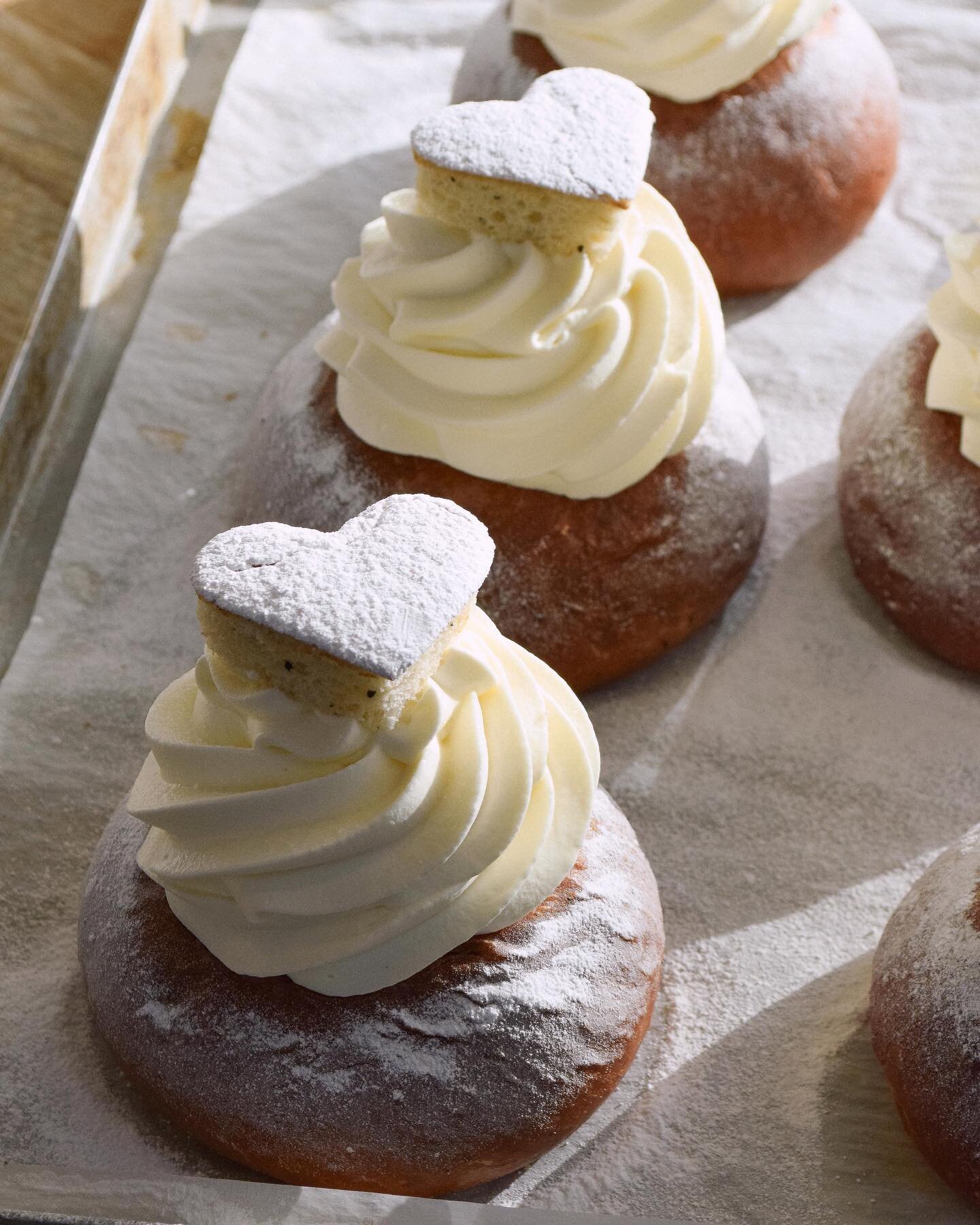 Glad alla hj&auml;rtans dag 💕💖 Happy Valentines Day!!

Will you be sharing a Valentines Semla* bun with a special someone? 👀🫶🏼

#bakery #baking #fika #scandanavian #swedish #traditional #traditionalswedish #swedishbaking #traditionalbaking #inst