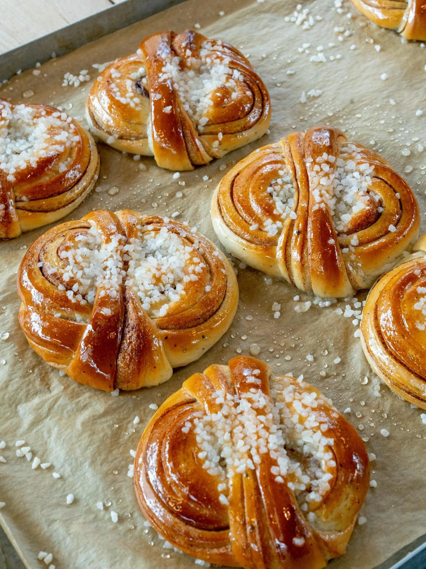 Glad Kanelbullens Dag! We&rsquo;re celebrating with mountains of golden, glazed cinnamon buns - best enjoyed with a coffee for Swedish fika, just as they should be.

#soderbergbakery #cinnamonbunday #swedishbakery #kanelbullensdag
