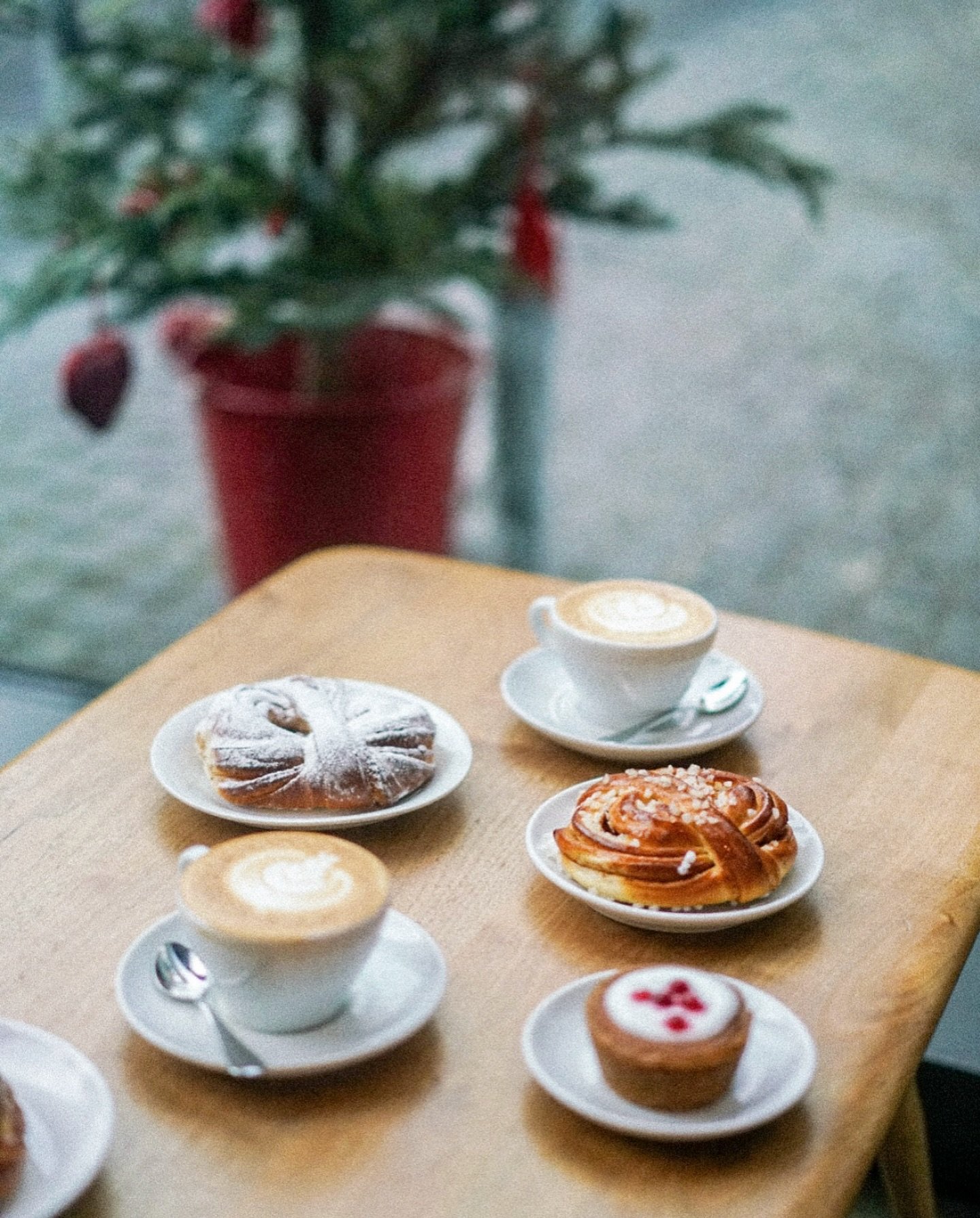 All the festive feels, right here! ✨

Our seasonal favourites are ready to make your winter a little sweeter. Come and soak up the Christmas spirit at our pavilion caf&eacute;! ☕