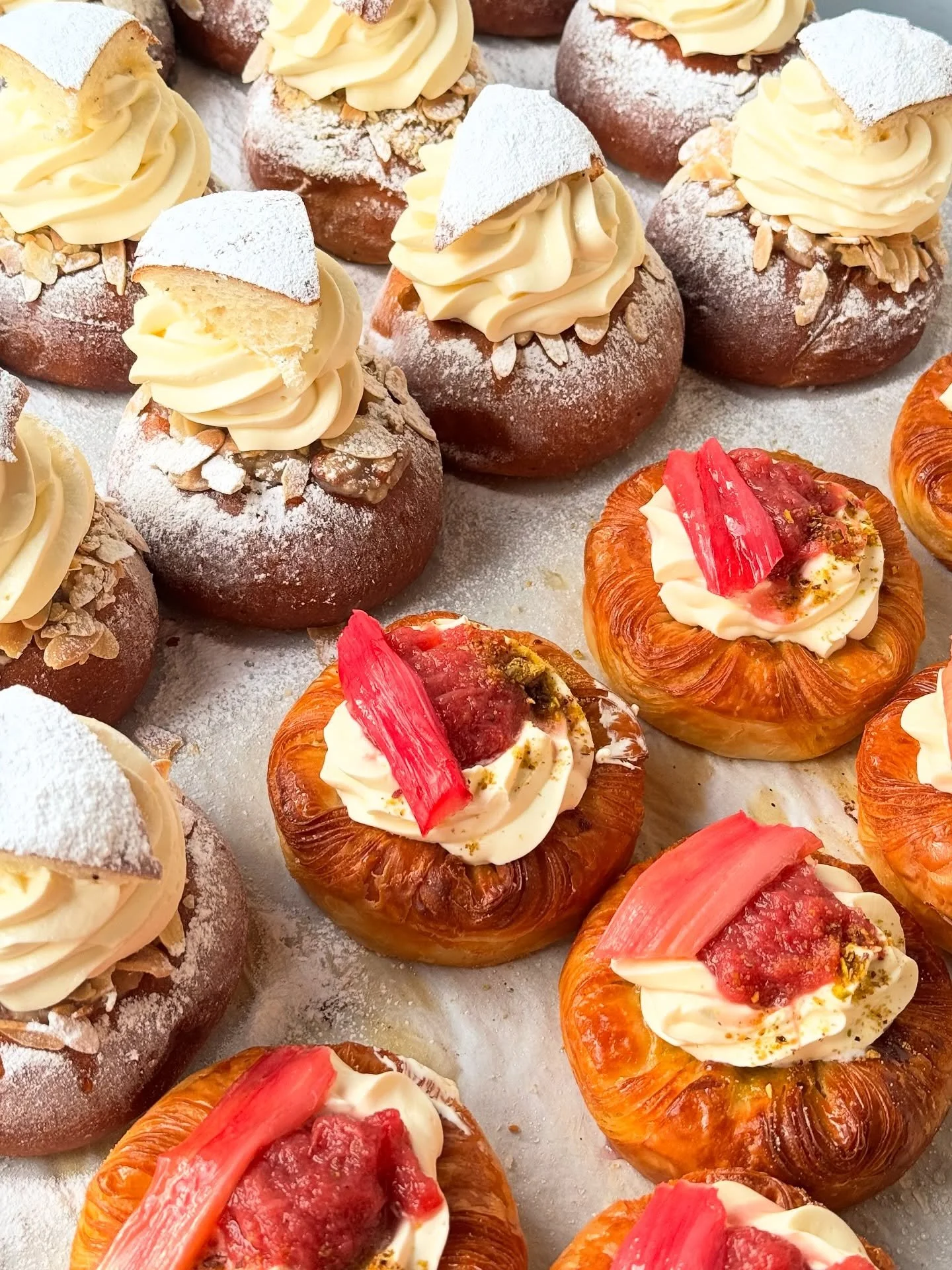 Last semla - 31.03 🤍

April brings a new season: rhubarb, warm spices &amp; some more sweet things to come 🌸