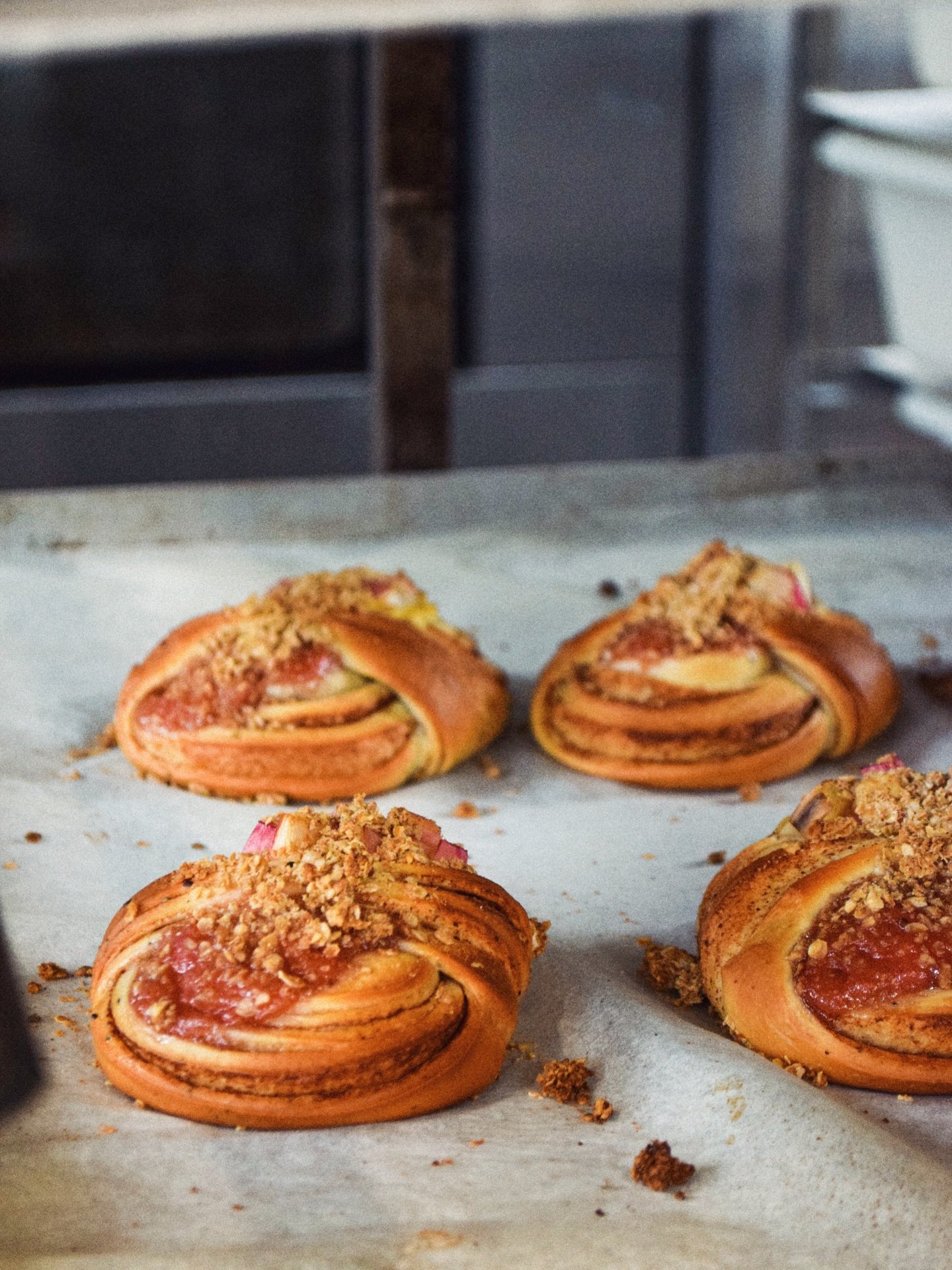 Rhubarb buns are back!

Our classic cinnamon buns, filled with poached rhubarb compote and topped with a gently spiced oat crumble.

Here for the season.📍Edinburgh