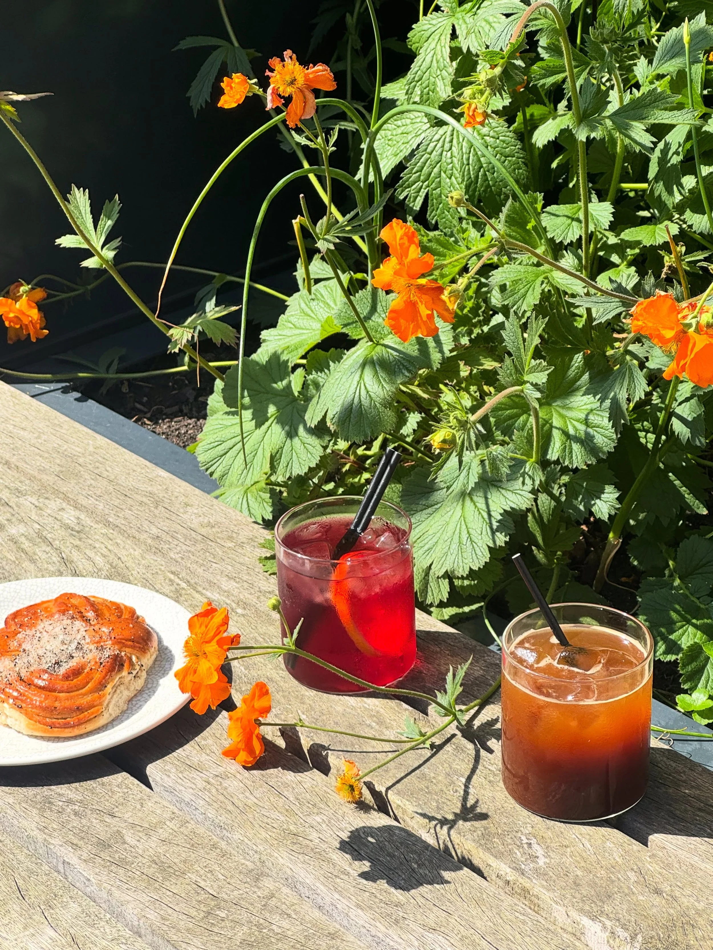 A hot week like this calls for something cold in hand and a cardamom bun just within reach&hellip;

berry hibiscus iced tea | iced americano