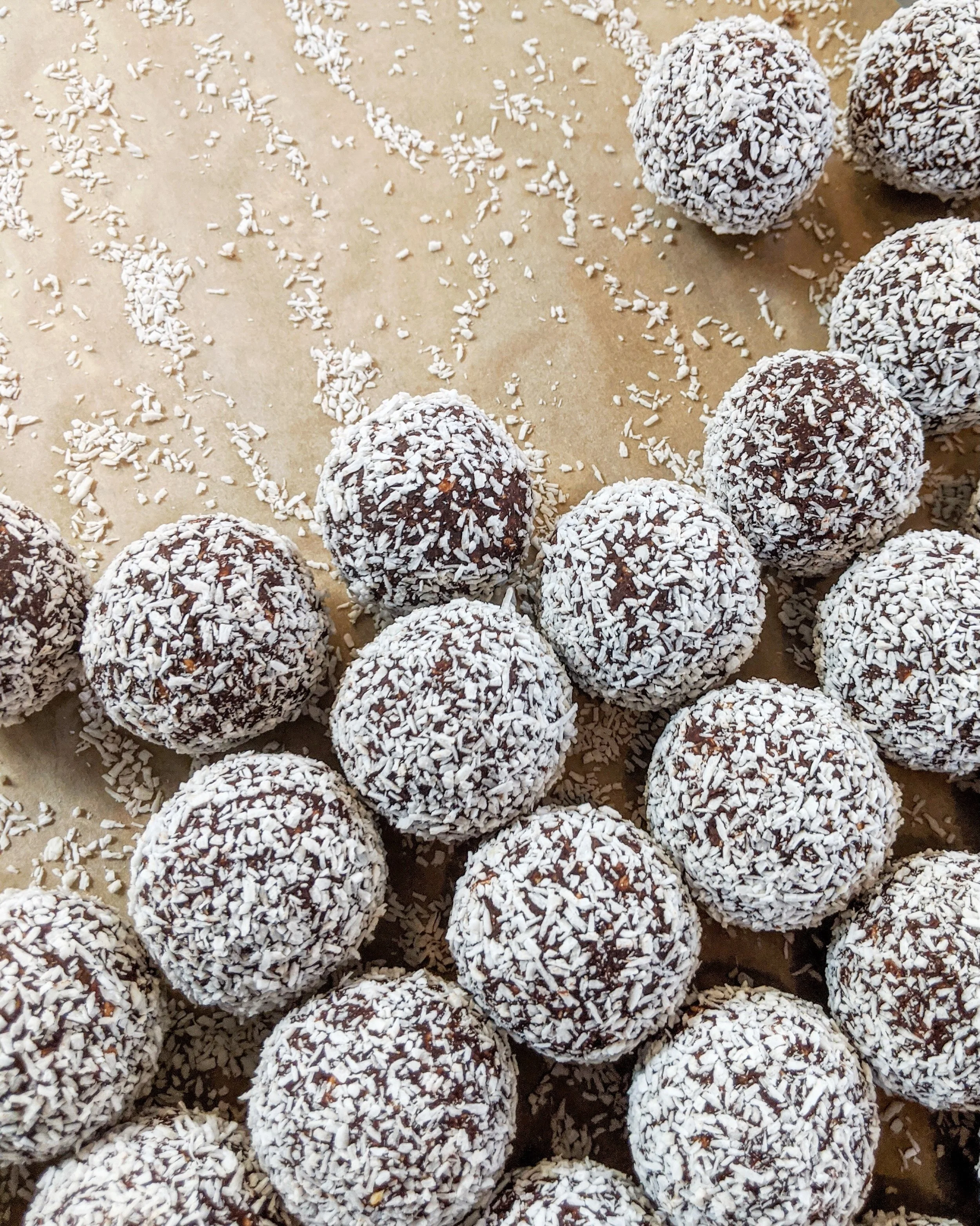 A true taste of Sweden 🇸🇪✨

Our beloved chokladbollar are at the heart of Swedish baking traditions: simple, nostalgic and crafted for fika moments.

Packed with oats for that wholesome bite, our chocolate balls are rolled by hand, dipped in smooth