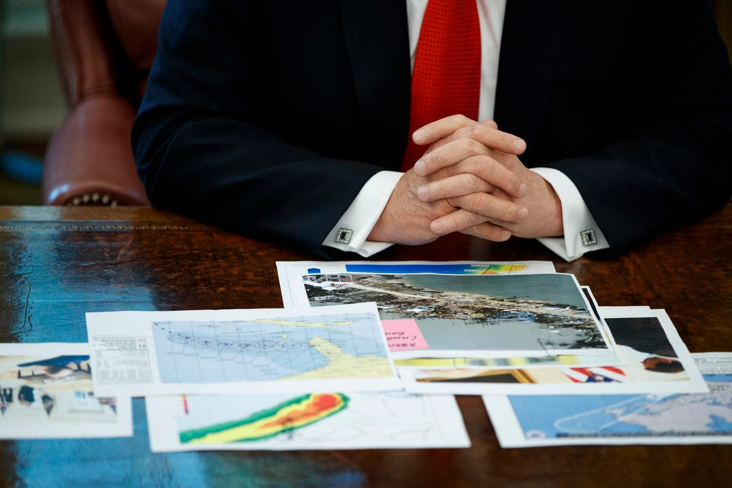 Not one computer to be seen in this office. Little boy Trump needs big colorful pictures.