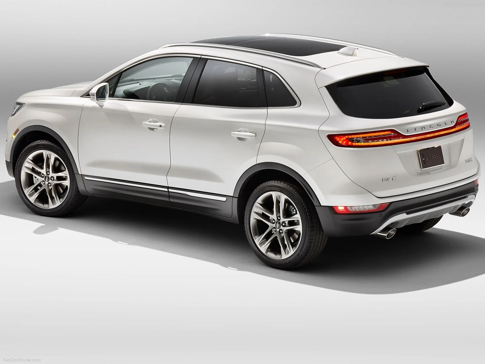 Lincoln-MKC-2015-1600-2e.jpg