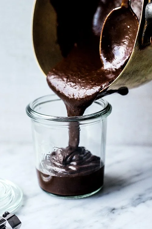 fudge 巧克力醬食譜 ( via Top with Cinnamon )