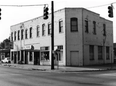 當年 Tuxedo Junction 聽 jazz 跳舞的大樓( via Encyclopedia of Alabama )