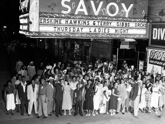 1952 年, Erskine Hawkins 在紐約哈林的 Savoy Ballroom 演出( via Corbis )