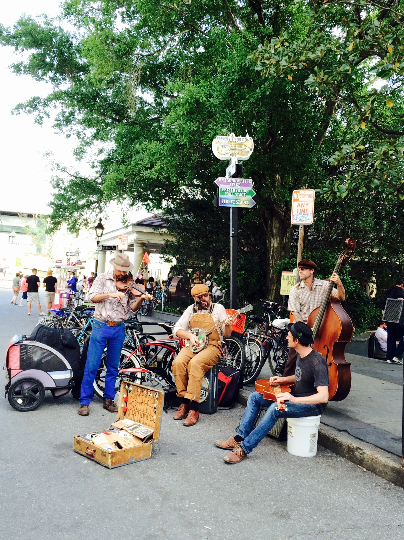 2016 Fleur de Lindy, Slick Skillet Serenaders 在路邊演奏