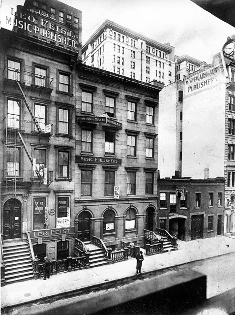 叮砰巷/Tin Pan Alley ( via The Shades of Black and White )
