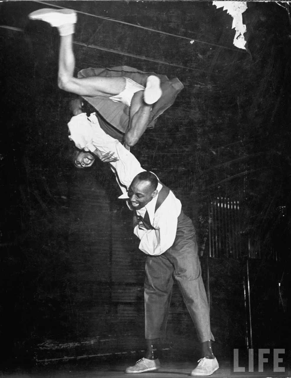 Frankie Manning 與 Ann Johnson, 1941 年 LIFE 雜誌( via Around the Back Around the World )