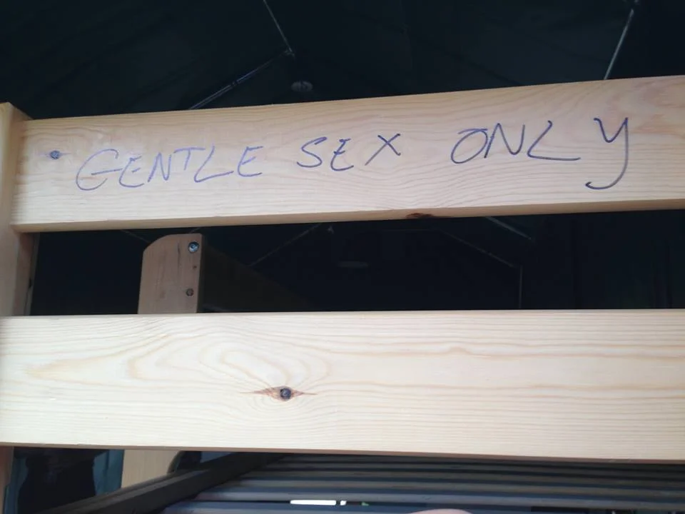 GENTLE SEX ONLY = 只能溫柔地做愛(不然床會垮掉)