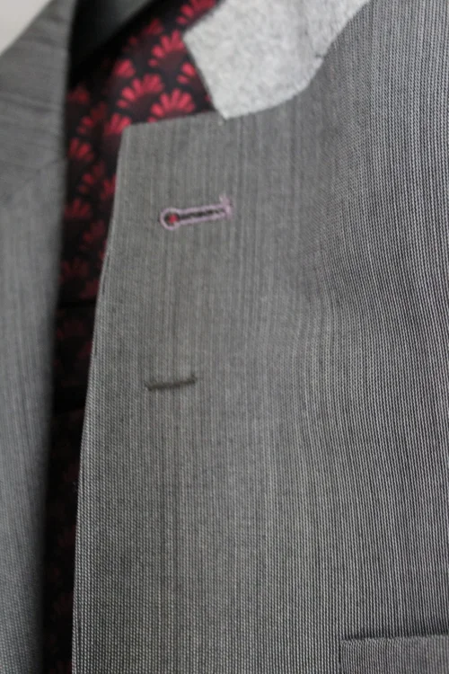西裝領子翻過來,鈕扣洞下方有一個小小的圈圈是固定胸花用的( via : What is a Gentleman )