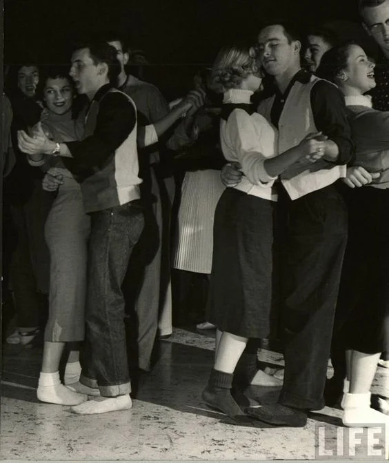1950 年代的 Sock Hop( via : The Nifty Fifties )