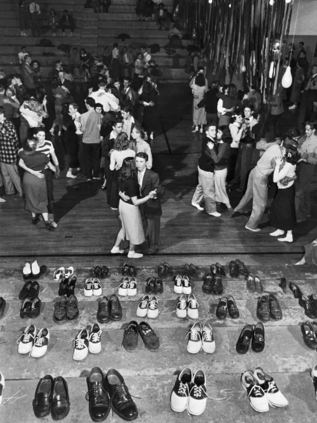 1950 年代青少年的 Sock Hop(襪子舞會)( via : This Isn't Happiness )
