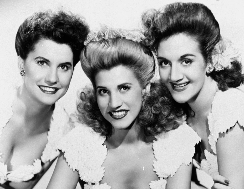 Swing 合唱界的姐妹花,The Andrew Sisters( via : The New York Times )