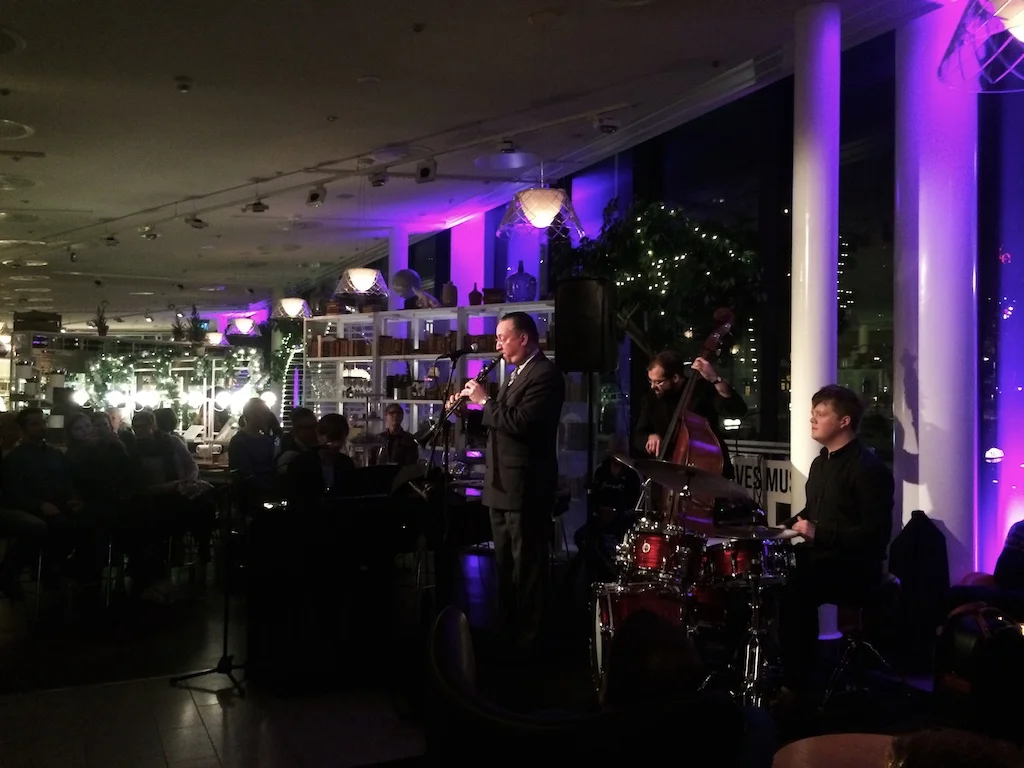 Gordon Webster 樂團在飯店的大廳演奏